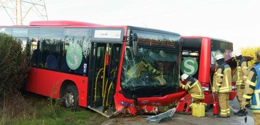Baden-Württemberg: Linienbus in zwei Teile geteilt - Fahrer schwer verletzt