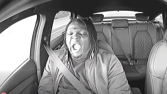 Taxista adormece, causa acidente e mata uma pessoa. Vídeo mostra momento