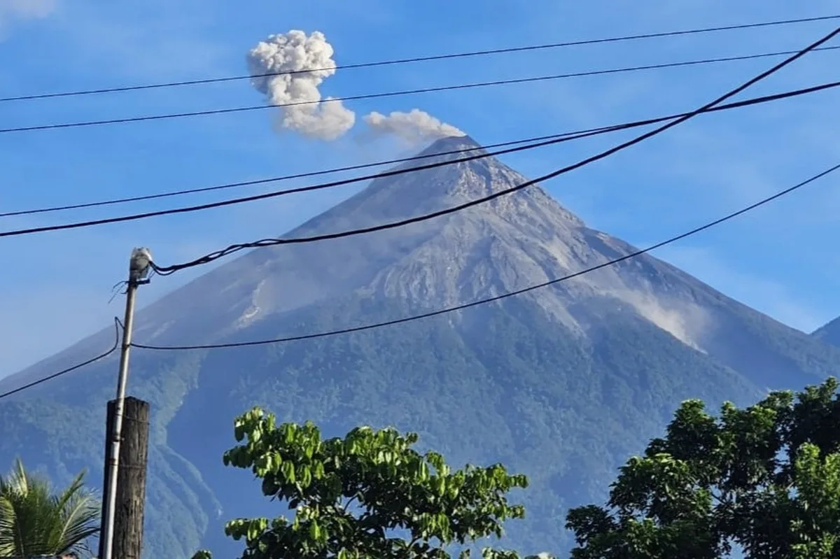 Guatemala: El Insivumeh instaló una nueva estación de monitoreo en el Volcán de Fuego, luego de la erupción registrada en agosto