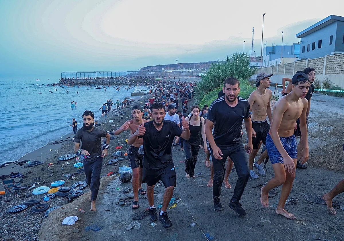 La Policía encuentra a 28 inmigrantes ocultos en condiciones infrahumanas en dos «pisos de seguridad» de Ceuta