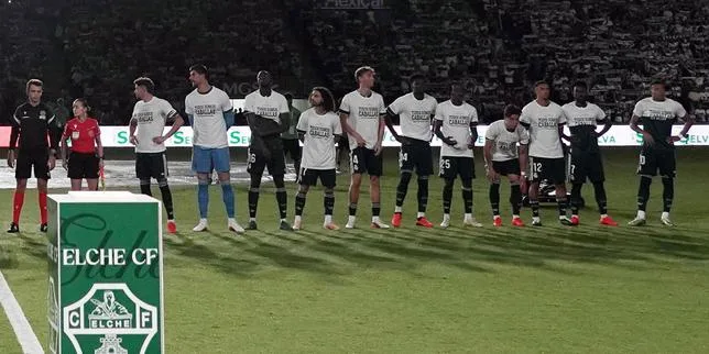 Kylian Mbappé, Vinicius et Ibrahima Konaté cachent en partie un message de soutien aux habitants de Ceuta avant un match du Real Madrid