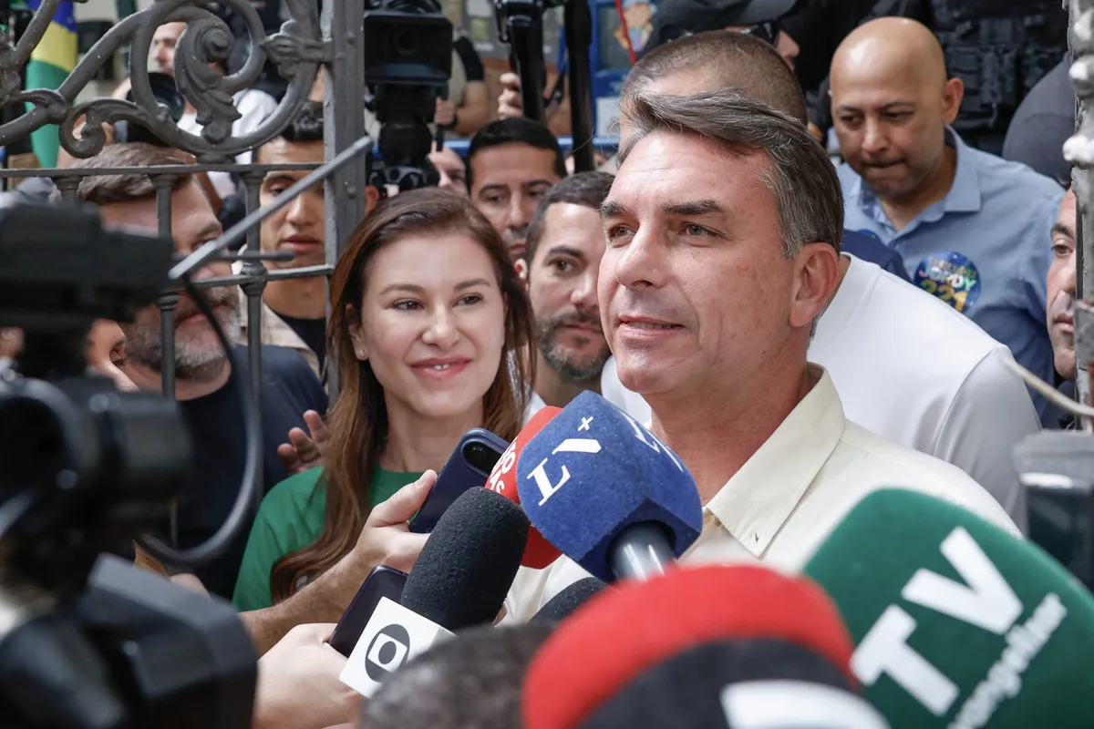 Flávio pede que apoiadores tomem “um pouquinho de risco” nas redes