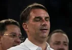 Flávio Bolsonaro vai à missa na catedral de Brasília
