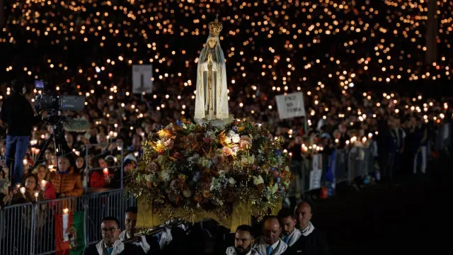 130 mil peregrinos na Cova da Iria. Fiéis rezaram pela saúde de Leão XIV
