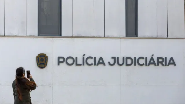 Homem detido em Cascais por "burla do amor" após comprar relógios de luxo