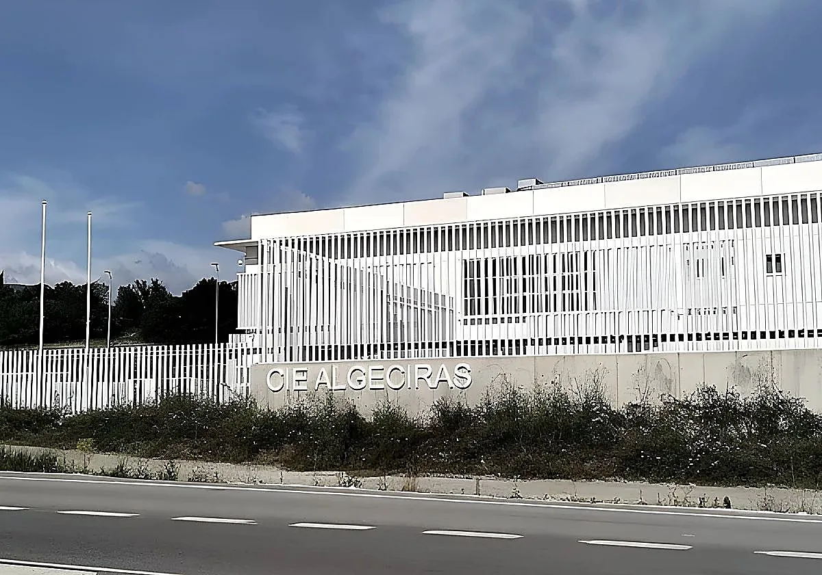 Llegan autobuses con inmigrantes procedentes de Ceuta al CIE de Algeciras