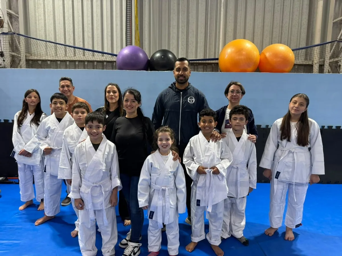 Crianças e adolescentes de 4 cidades do Paraná podem se inscrever para aulas gratuitas de Jiu-Jitsu e Karatê