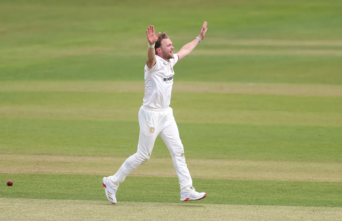 Sam Cook links with Essex to compound Surrey woes