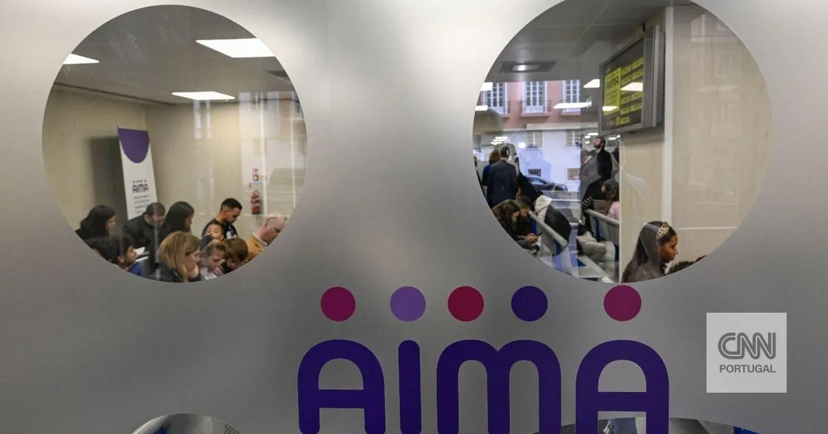Imigrantes viajam centenas de quilómetros para consultas de dois minutos na AIMA