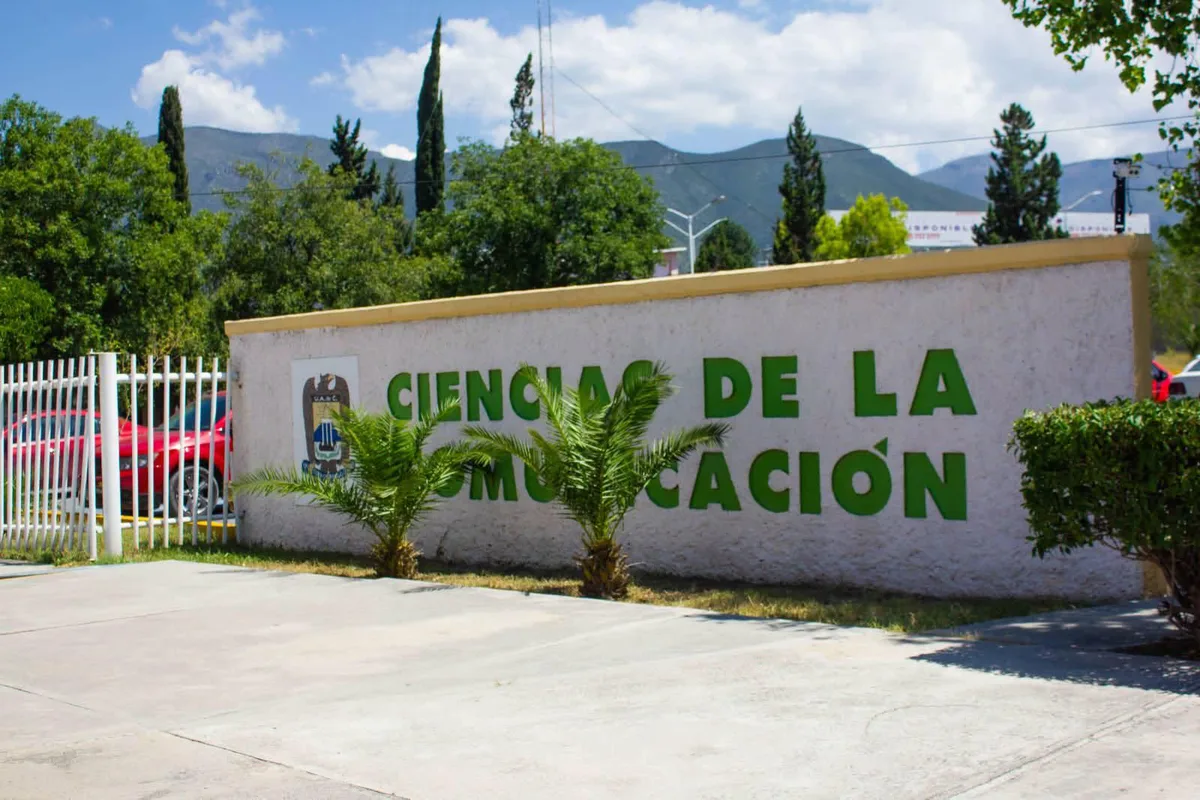 Facultad de Ciencias de la Comunicación enfrenta retos ante avance de la IA; celebra 46 aniversario