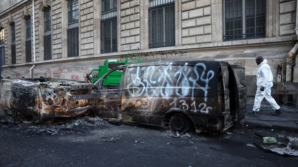 Violência ofusca protestos e deixa mais de 1.800 detidos na França