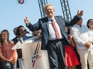 ANALYSE. À Valence, Mélenchon étrille ses adversaires, mais ménage la gauche