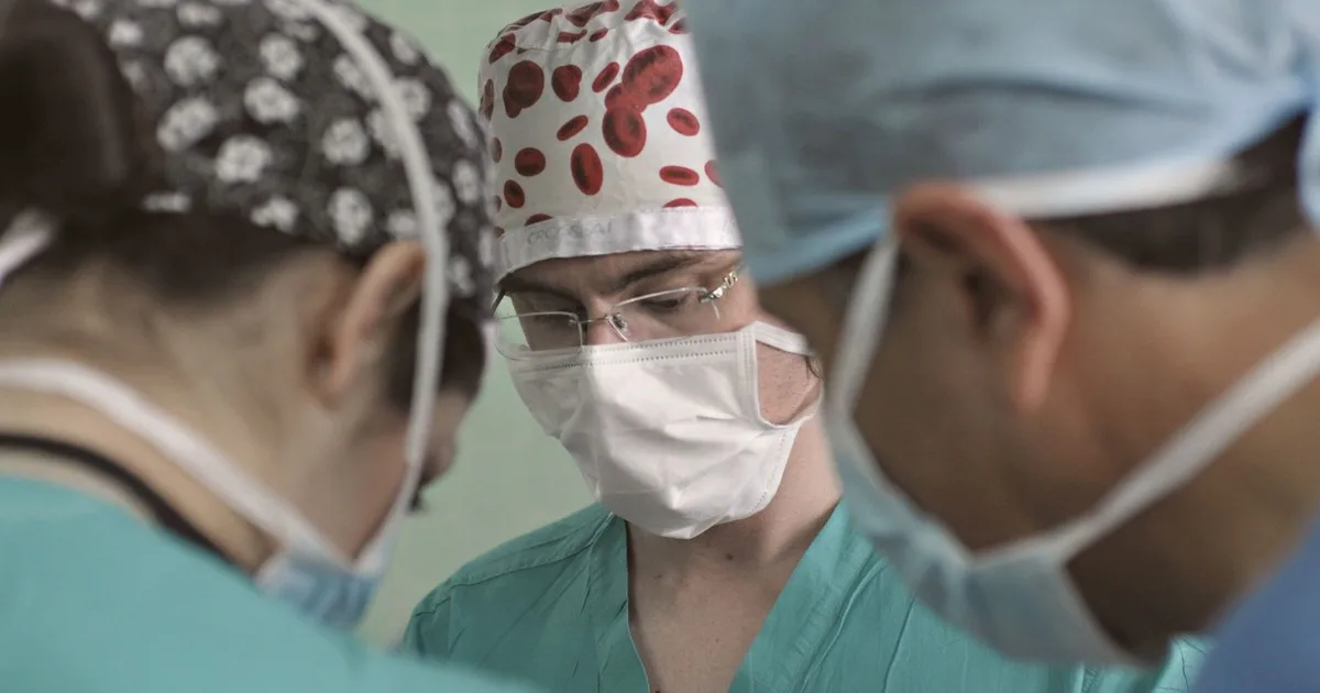 Un diente creció en el ojo de un adolescente y los médicos lo extrajeron con cirugía: el caso que asombró a la medicina mundial