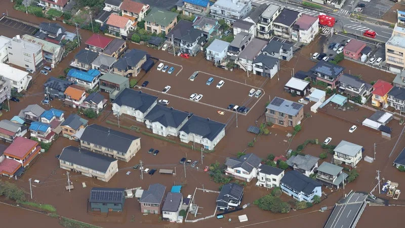 Au moins quatre morts, glissements de terrain, record de pluies... Les impressionnantes images du typhon Dujuan au Japon