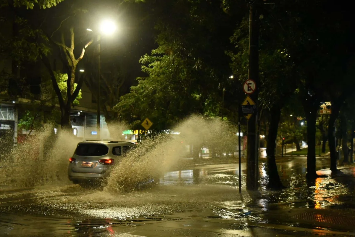 Chuva intensa: BH e 461 cidades de MG estão sob alerta nesta segunda (14)