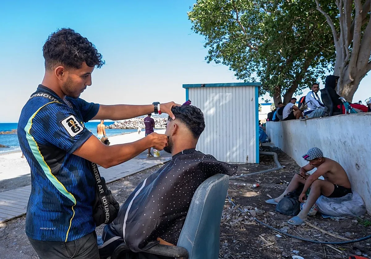 Venta de ropa y peluquería a cinco euros en El Trampolín: los inmigrantes montan sus propios negocios