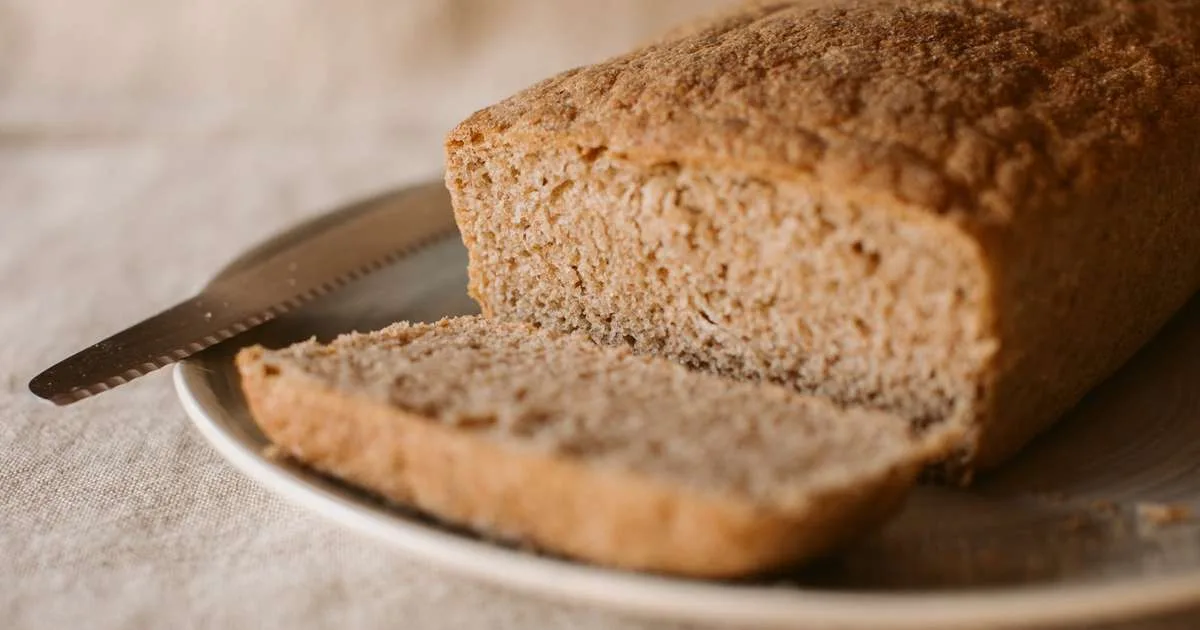 Parece um pão comum, mas não leva farinha: a receita de atum rica em proteínas que ajuda a segurar a fome