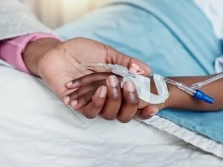 Cancers pédiatriques : comment les parents s’adaptent‑ils à l’épreuve du cancer de leur enfant ?