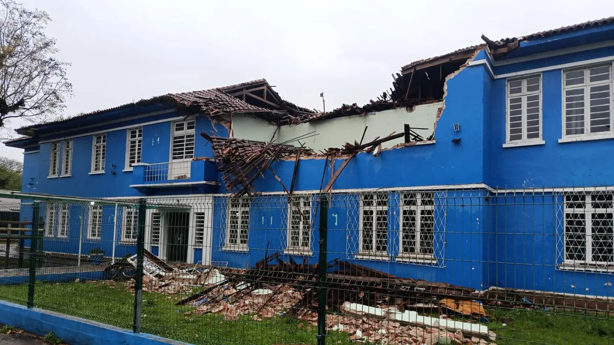 Telhado de antiga escola histórica de Butiá desaba durante temporal no RS