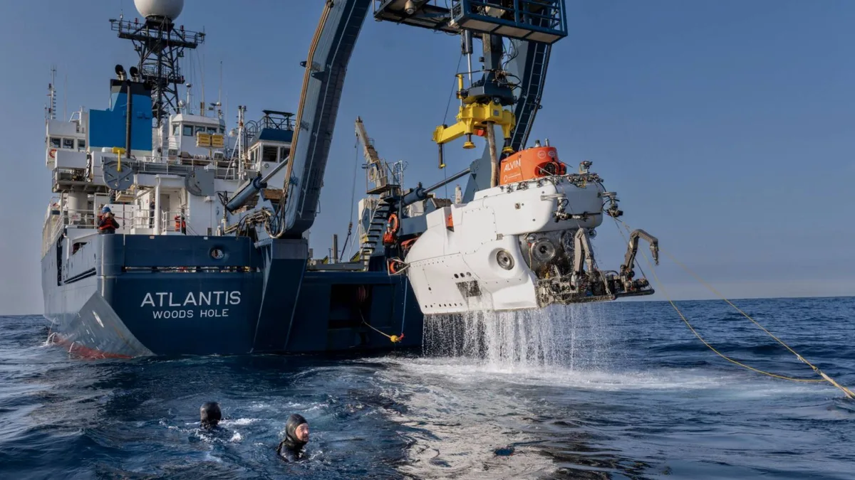 Un submarino desaparece bajo un glaciar en Groenlandia y regresa con imágenes sorprendentes de un ecosistema insólito