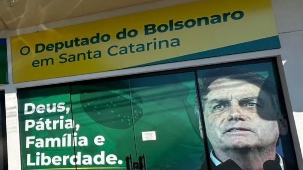 Candidato reage após justiça mandar retirar imagem de Jair Bolsonaro de fachada em comitê em SC: ‘Vou carregar no coração’