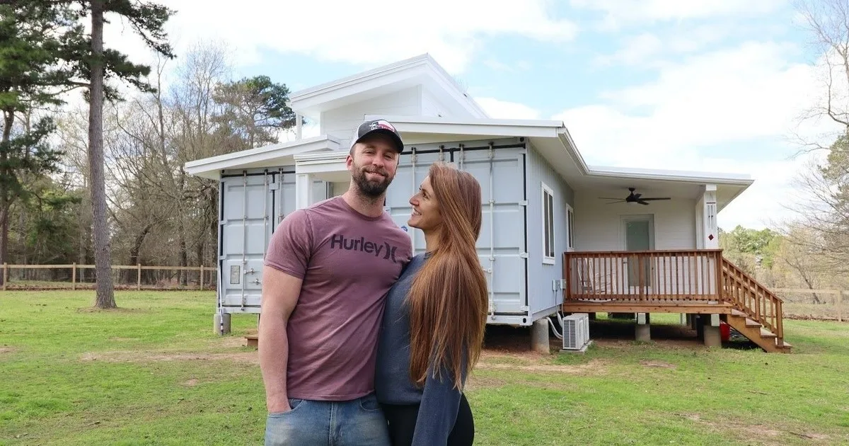 Vendieron su casa en Florida, dejaron sus trabajos y, sin experiencia, construyeron un nuevo hogar en Texas con dos contenedores: "El objetivo es ser autosuficientes"