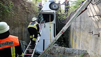 Transporter steht hochkant im Bach