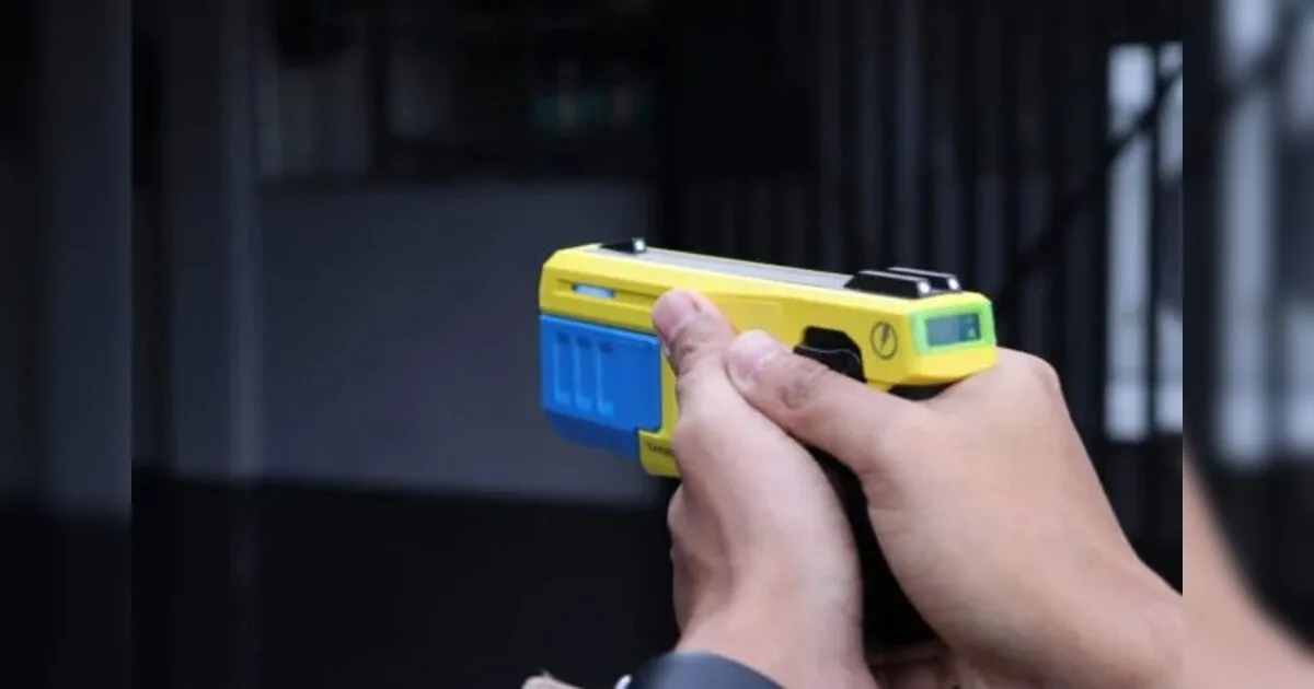 Homem reage a abordagem, entra em luta corporal com policial e acaba imobilizado com taser