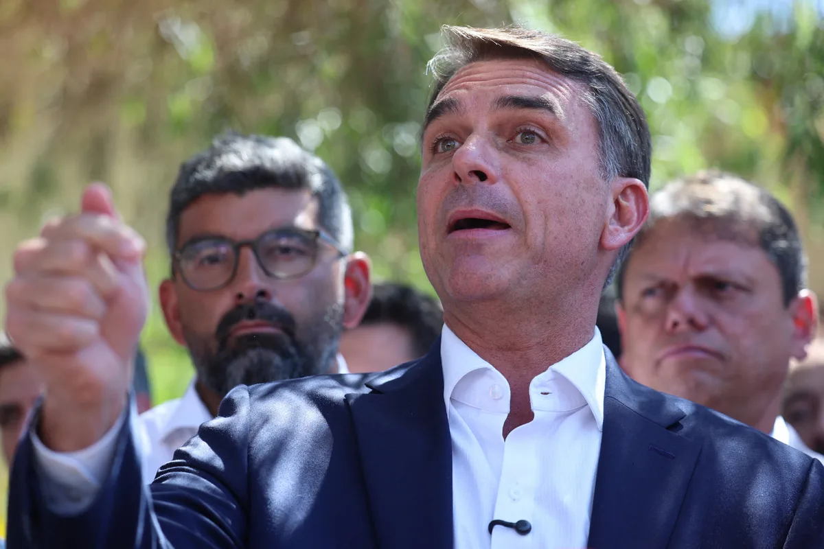 Veja vereadores que votaram a favor e contra entrega de título de cidadão soteropolitano a Flávio Bolsonaro