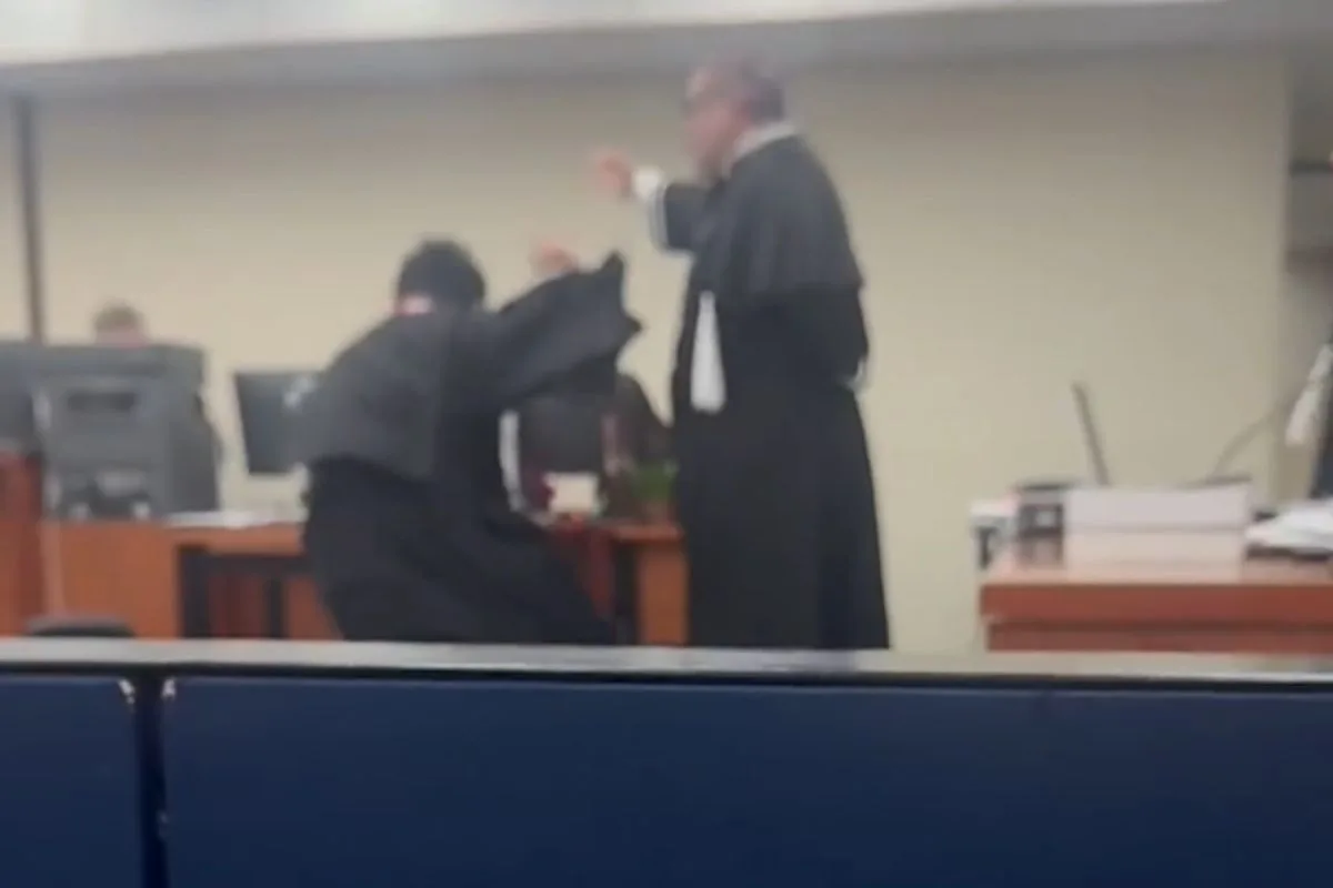 Vídeo mostra queda de promotor durante discussão com advogado em júri de SP
