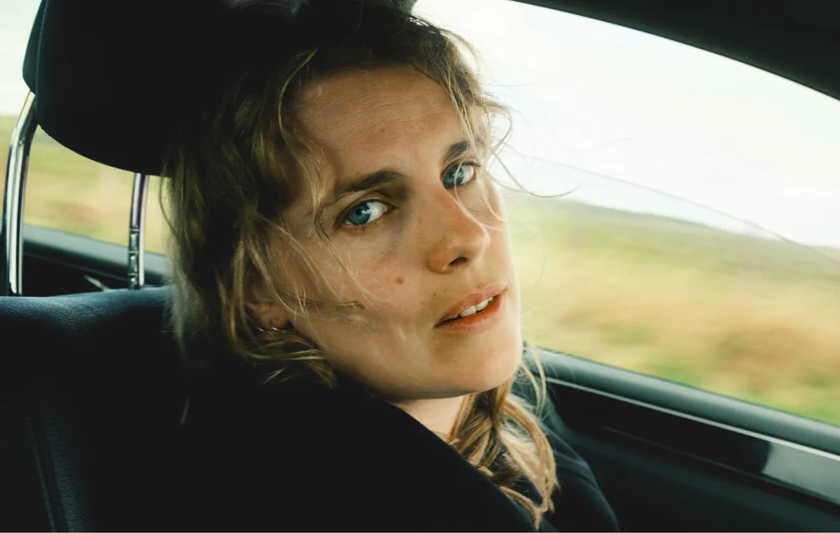 Marika Hackman announces new album ‘False Dogs’ and tackles “the dull ache of nostalgia” on bittersweet single ’33′