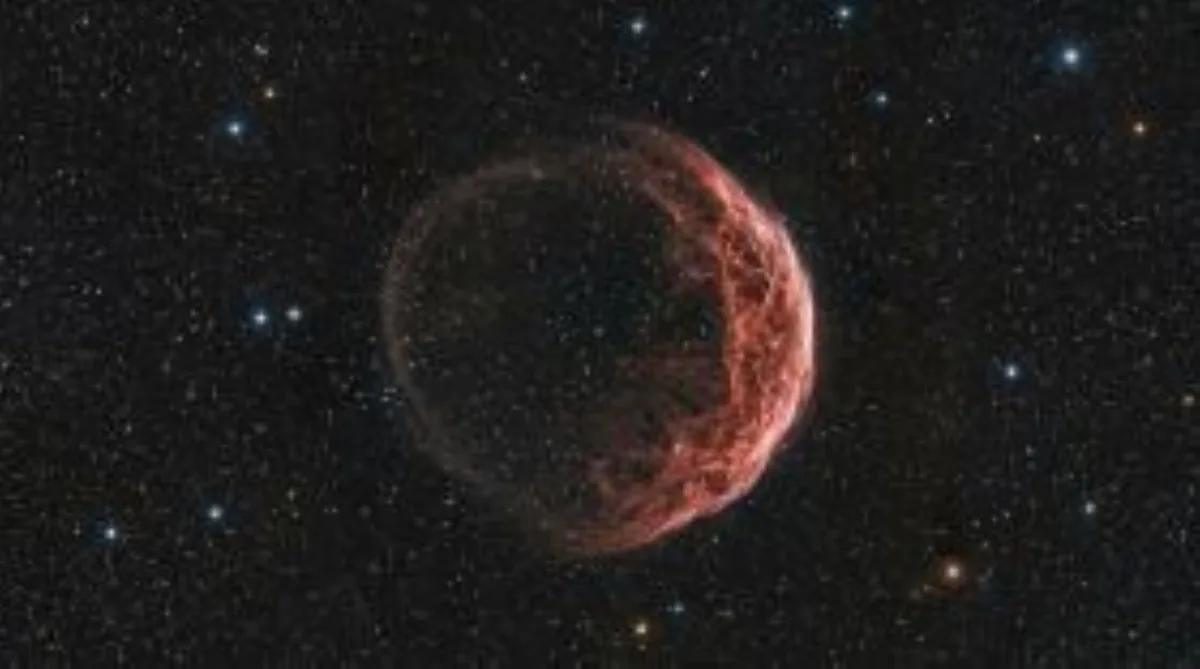 Uma nebulosa em forma de camarão parece girar no céu e sua velocidade pelo espaço ajuda a explicar o arco brilhante que a envolve