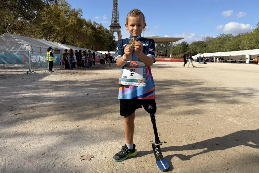 La belle histoire du jour : un an après son amputation et deux cancers, ce jeune de 8 ans termine sa première course en prothèse