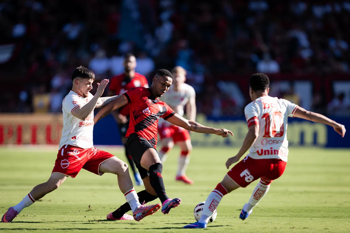 Daniel Peixoto prega "erro zero" no Atlético-GO em reta decisiva da Série B