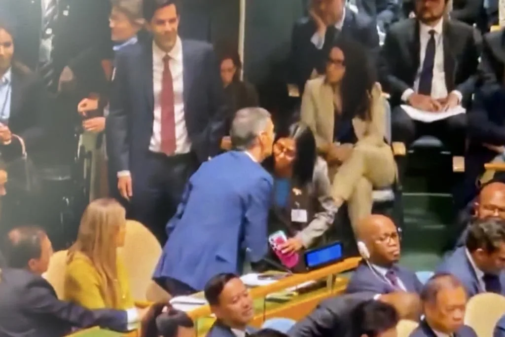 Madrid rechaza el “beso de complicidad” entre Sánchez y Delcy Rodríguez: “Da vergüenza”