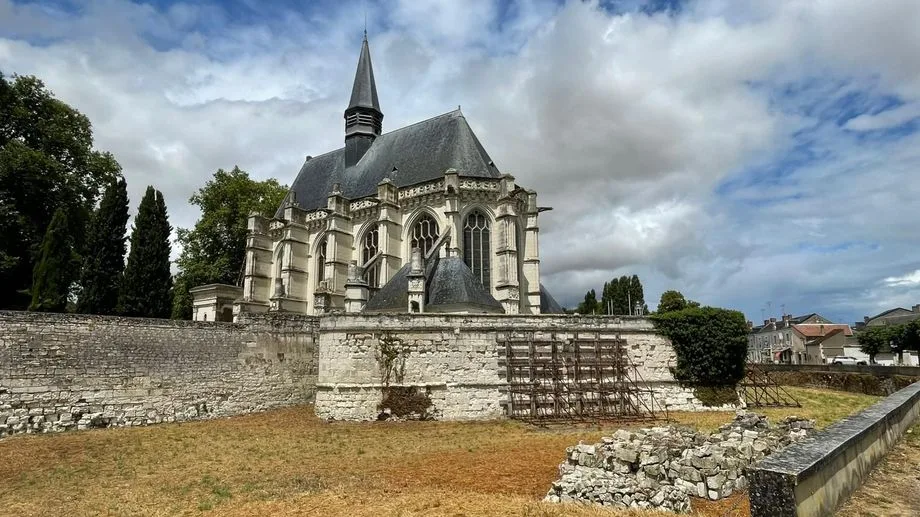 "Une chute de 10 mètres" : un homme tombe du toit du château de Champigny-sur-Veude, en voulant récupérer son drone