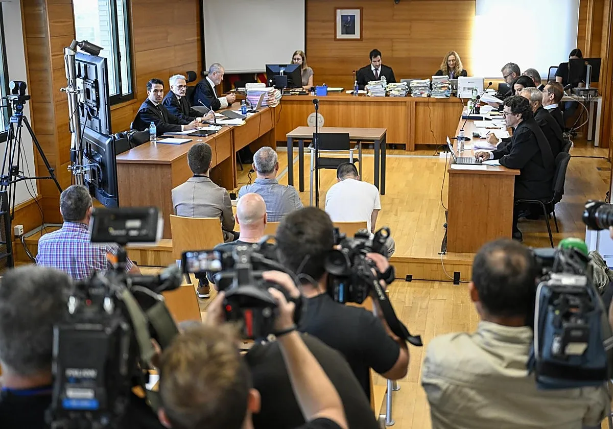 Arranca el juicio por los bulos de pederastia del Bar España: los acusados, «arrepentidos»