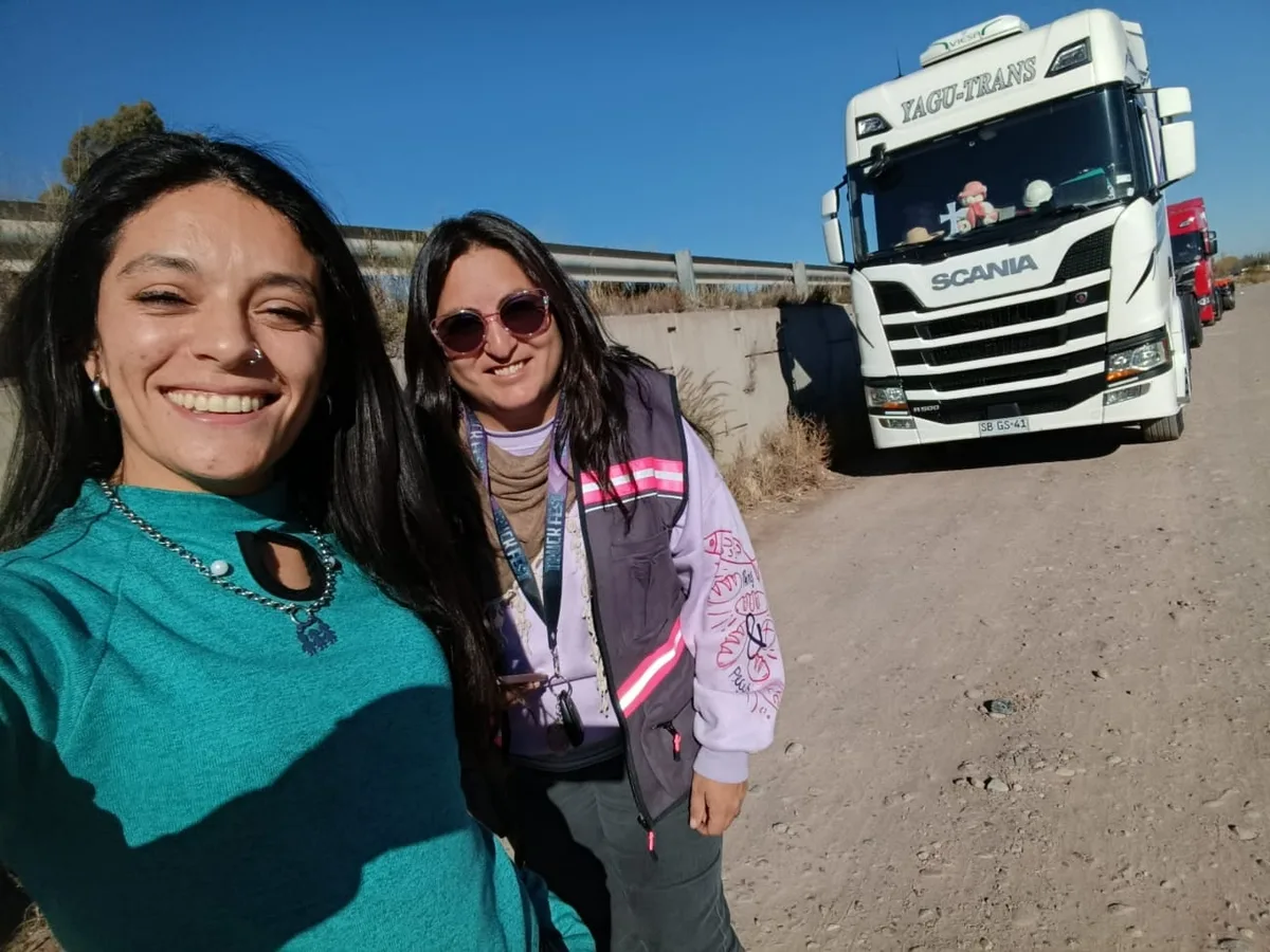 Son amigas, camioneras y llevan semanas lejos de sus hijos por el cierre de la frontera con Chile: “La espera se hace eterna”