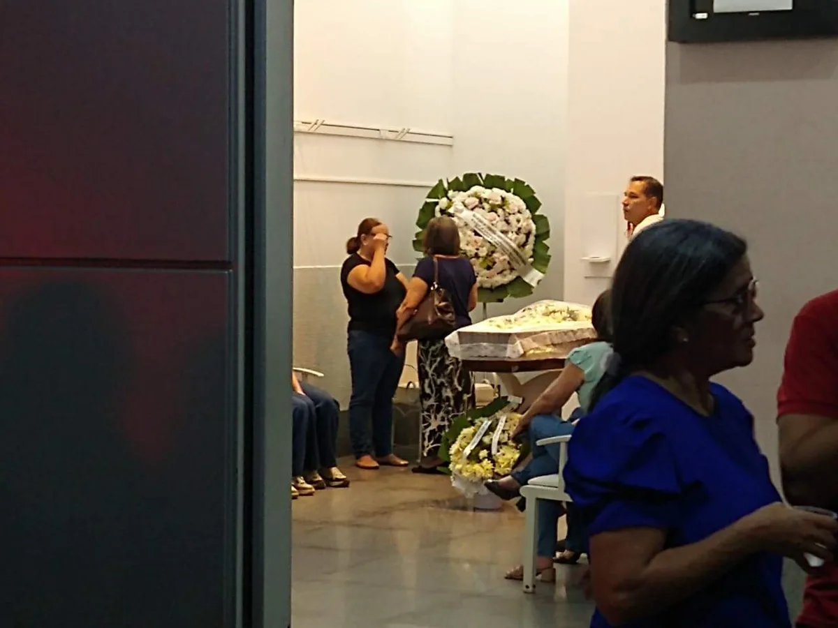 “Pagou com a vida, mas não basta”: clima em velório é de revolta com feminicídio