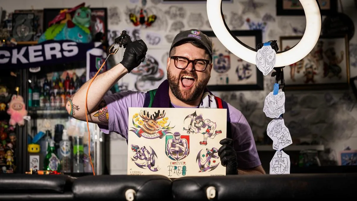 Fremantle frenzy drives business for tattoo artist Nathan Richards as Dockers fans predict flag success