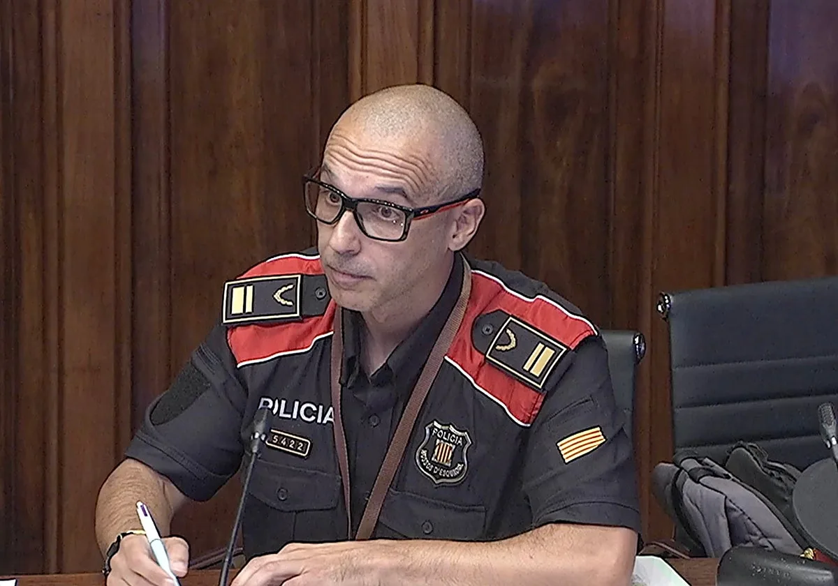 El jefe de Información de los Mossos enmienda al Govern y niega vulneración de derechos en la asistencia de dos agentes a una asamblea de docentes