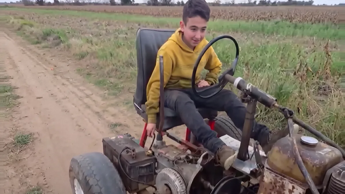 Jovem de apenas 14 anos que mora no interior de Córdoba construiu um trator com peças recuperadas após um tornado