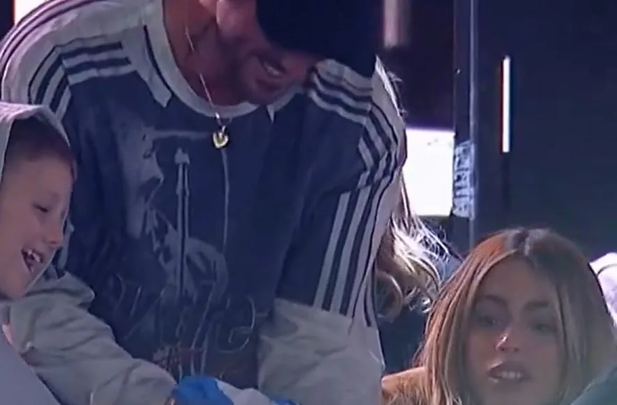 Rodrigo De Paul fue al Cilindro junto a Tini Stoessel y sus hijos para ver el partido entre Racing y Boca