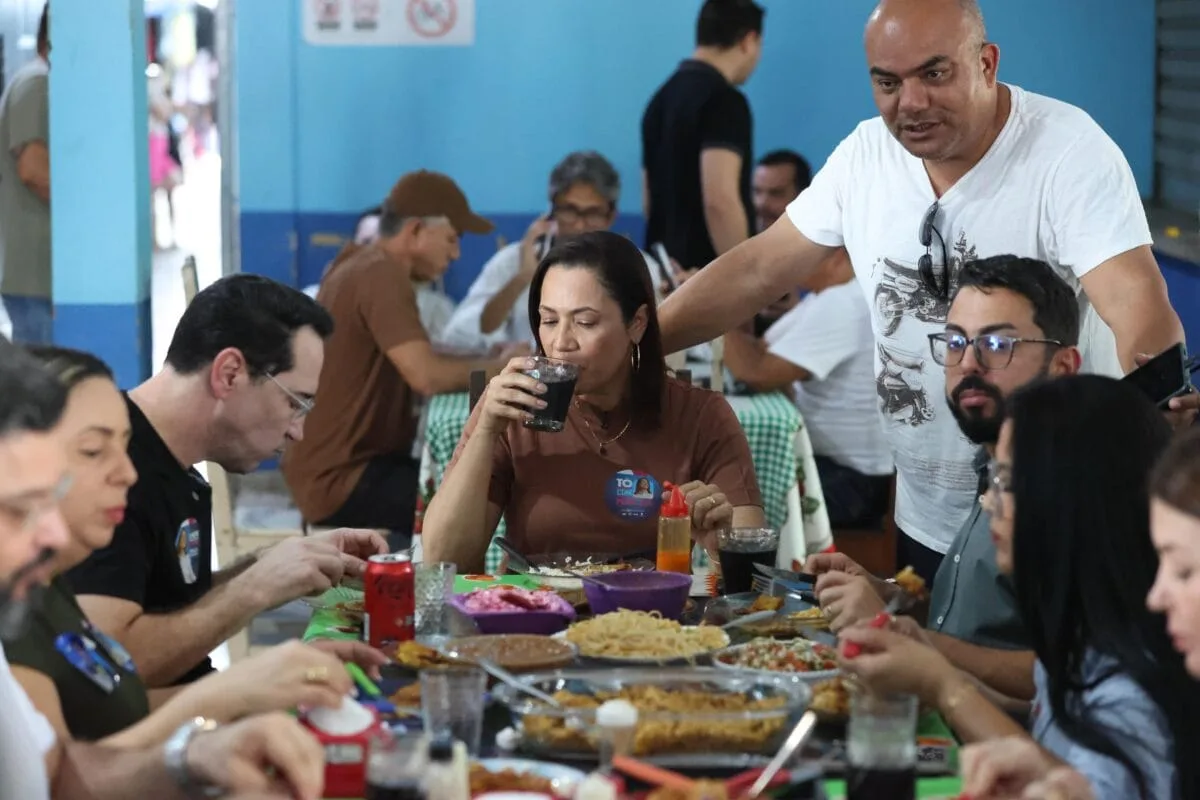 Na “Pensão Deus é Amor”, Mailza almoça bife acebolado acompanhada de Madson e Ney Amorim