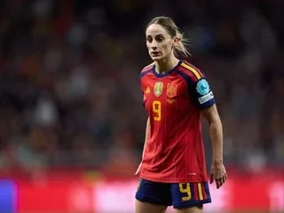 Une footballeuse signe en Arabie saoudite puis supprime ses photos avec sa compagne et sa fille sur les réseaux sociaux