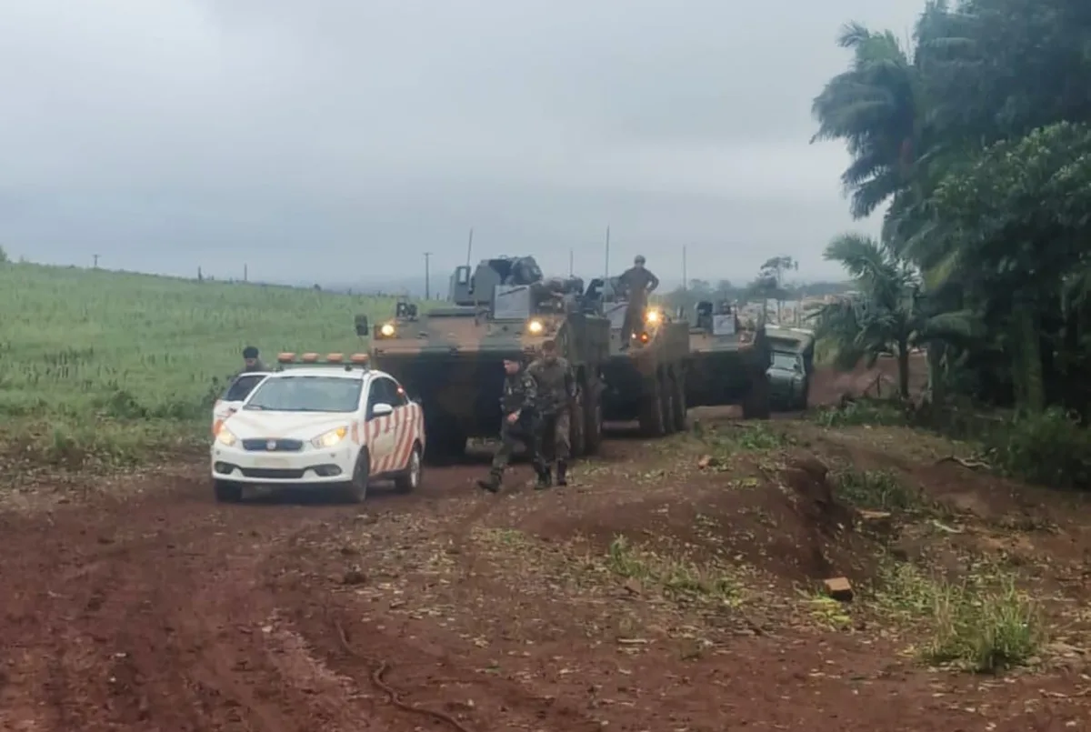 Blindados do Exército são usados para transporte de postes de energia em cidade do Paraná atingida por temporal