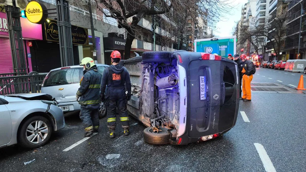 Una camioneta chocó contra un auto y volcó en el barrio porteño de Almagro: tiene 10 multas por exceso de velocidad