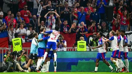 L'Olympique Lyonnais écrase Rennes, battu pour la première fois de la saison, et grimpe sur le podium