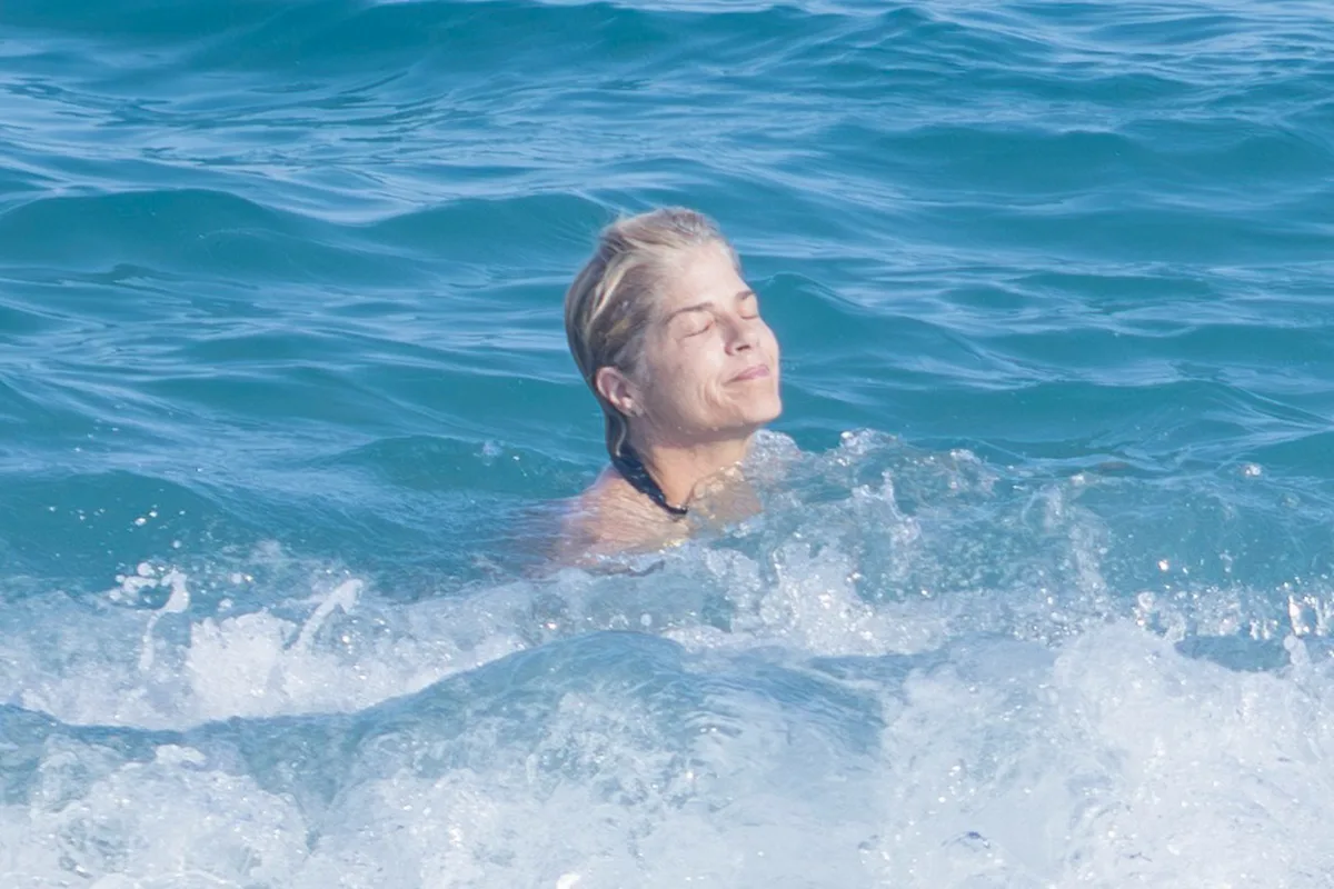 Selma Blair disfruta de la playa luego de asegurar que sus síntomas de esclerosis múltiple están “controlados”