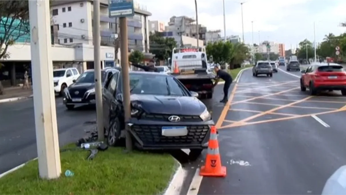 Colisão entre dois carros termina com um deles atingindo poste na Dante Michelini